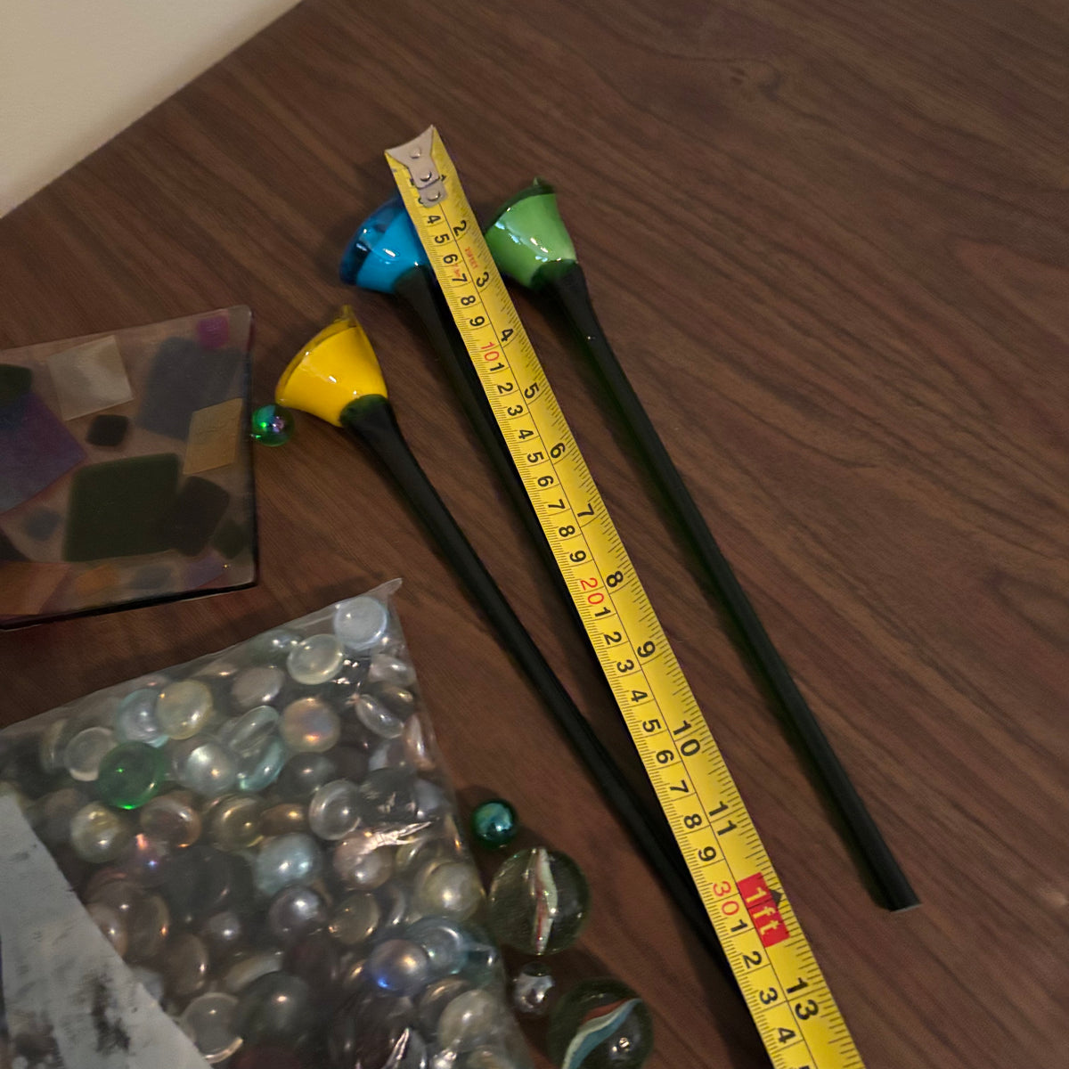 D172 Home Decor Grouping (glass flowers and more)