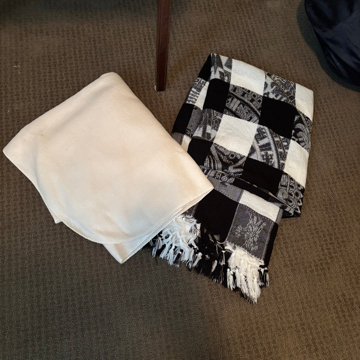 D181 Throw Pillow and blankets Grouping