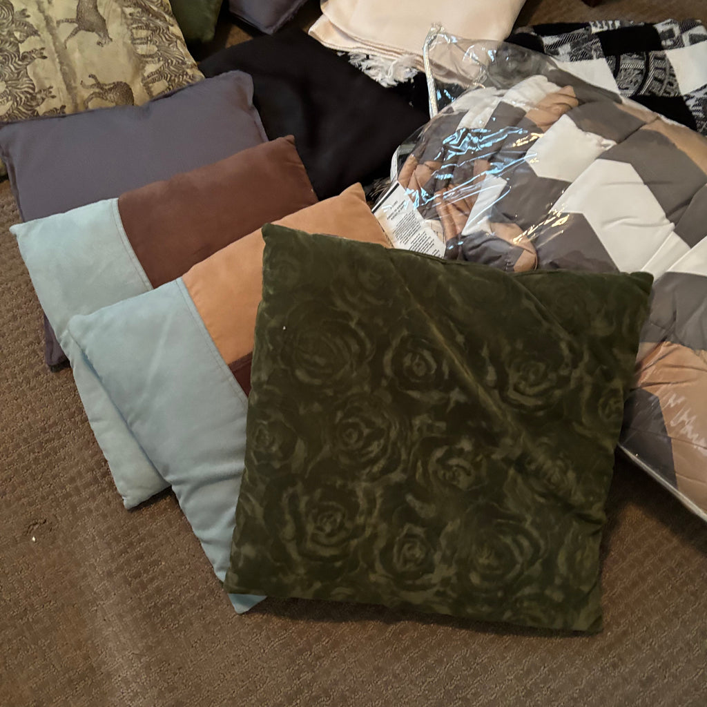 D181 Throw Pillow and blankets Grouping