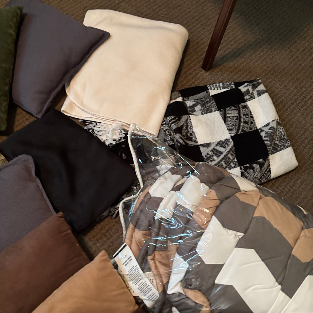D181 Throw Pillow and blankets Grouping