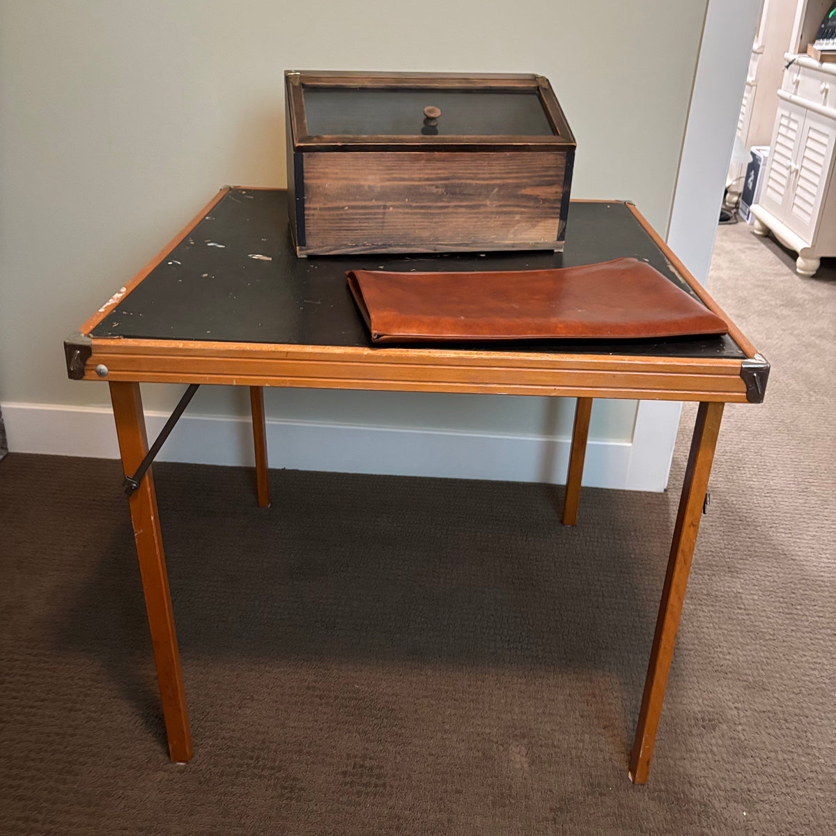 D185 Vintage Grouping (display box and folding card table)