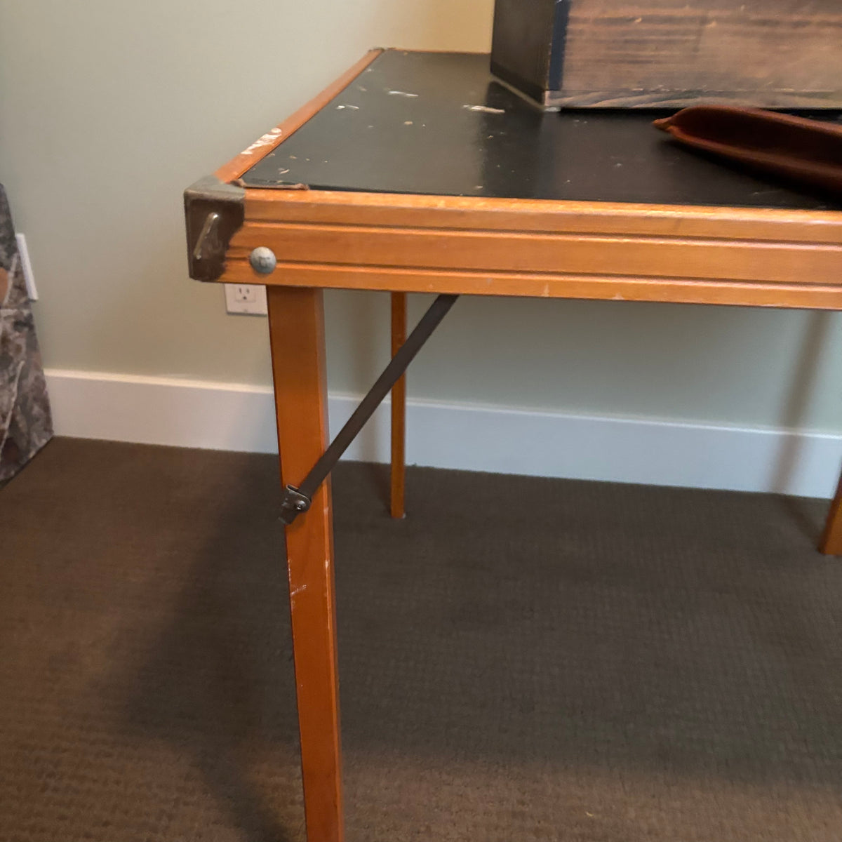 D185 Vintage Grouping (display box and folding card table)