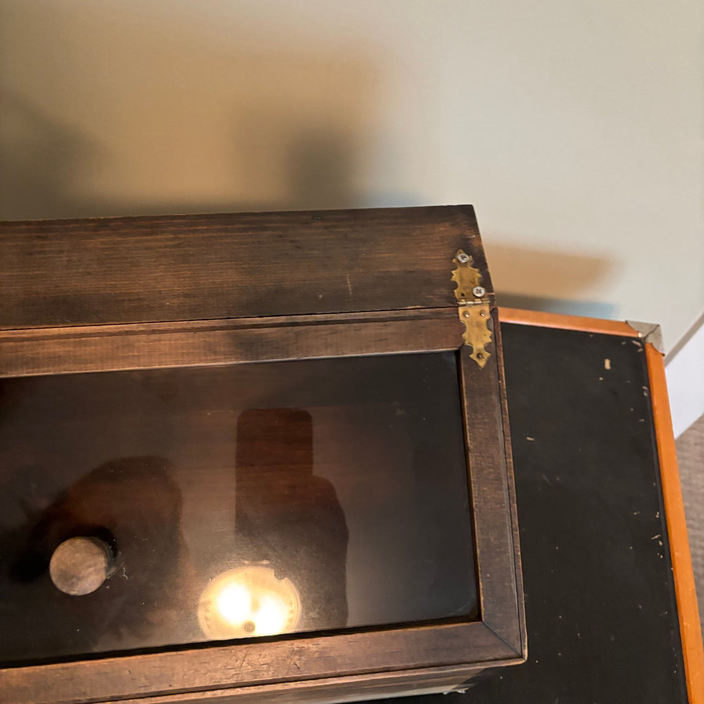 D185 Vintage Grouping (display box and folding card table)