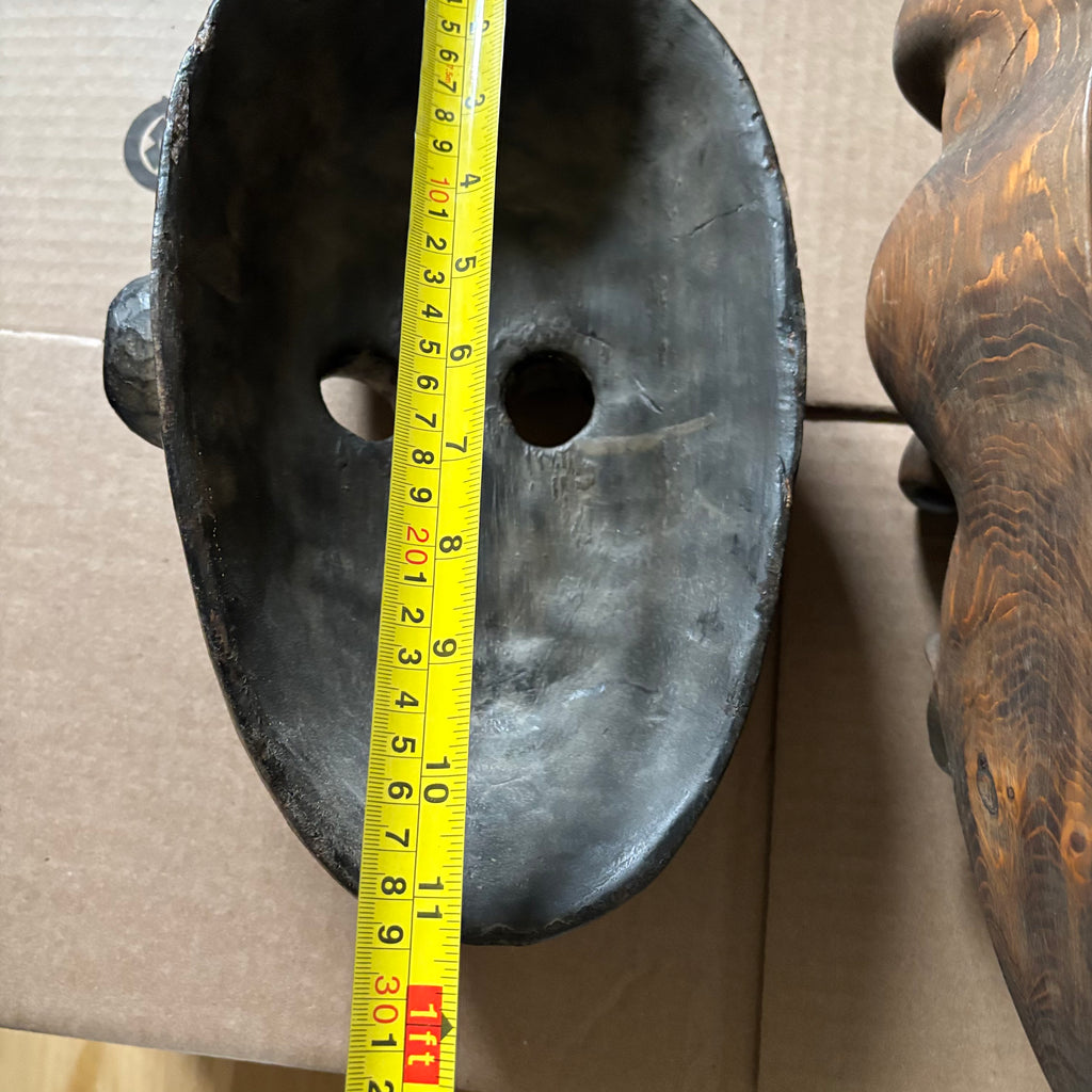D192 Set of 2 wooden African masks