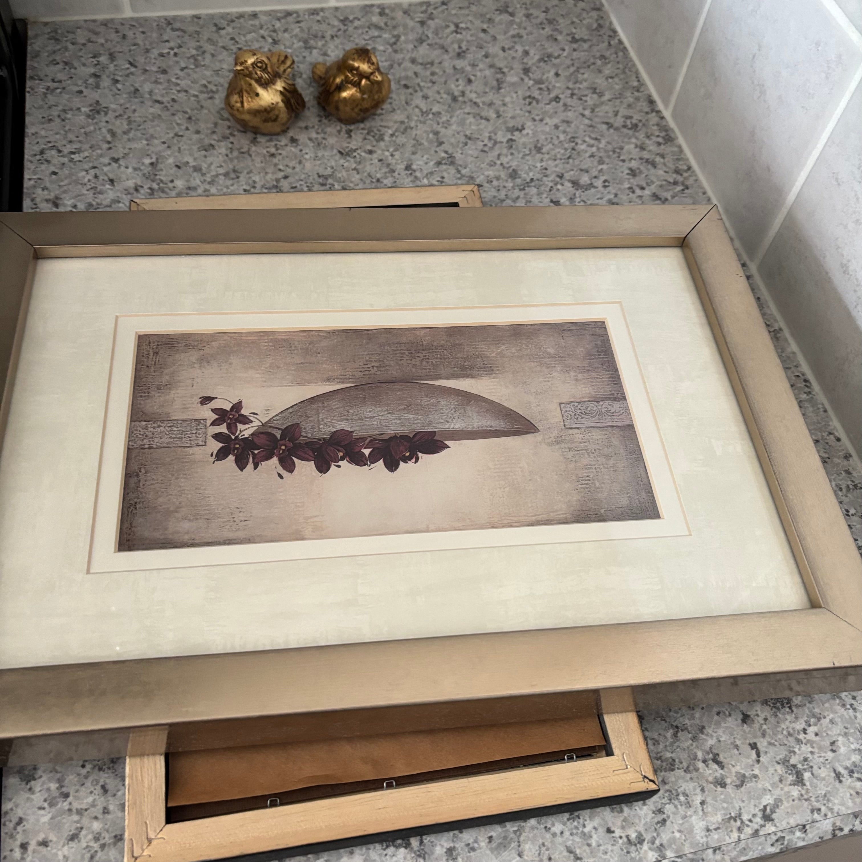E878 Art and decor grouping (Plastic Gold birds)