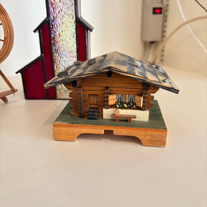 COLLECTIBLES GROUPING (WOODEN, GLASS AND PORCELAIN) - P289