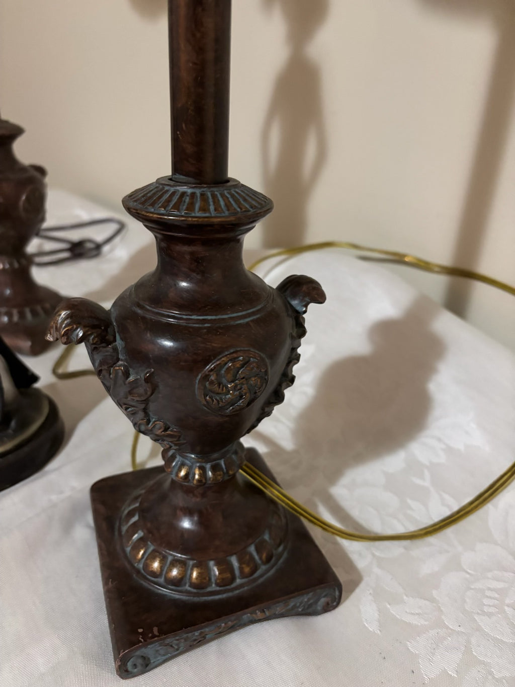 Y209 2 table lamps with a tall figurine