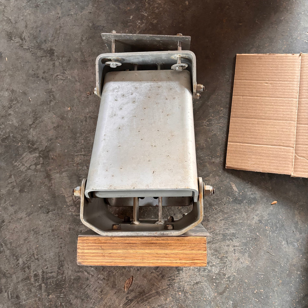 F423 Outboard motor bracket