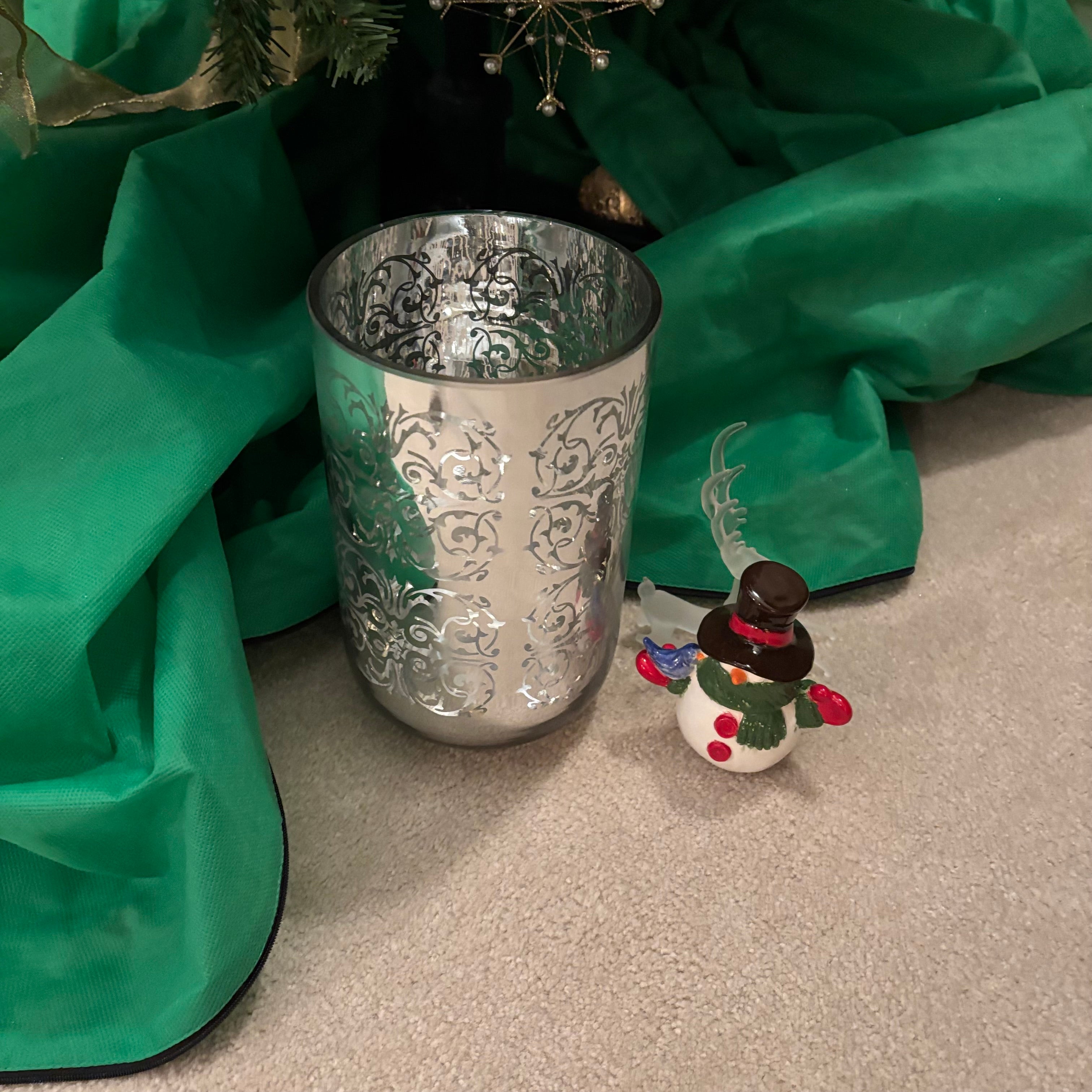 E871 Fully decorated pre lit Christmas tree