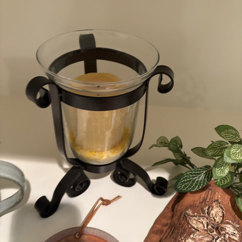 E865 Home decor grouping (earthenware and more)