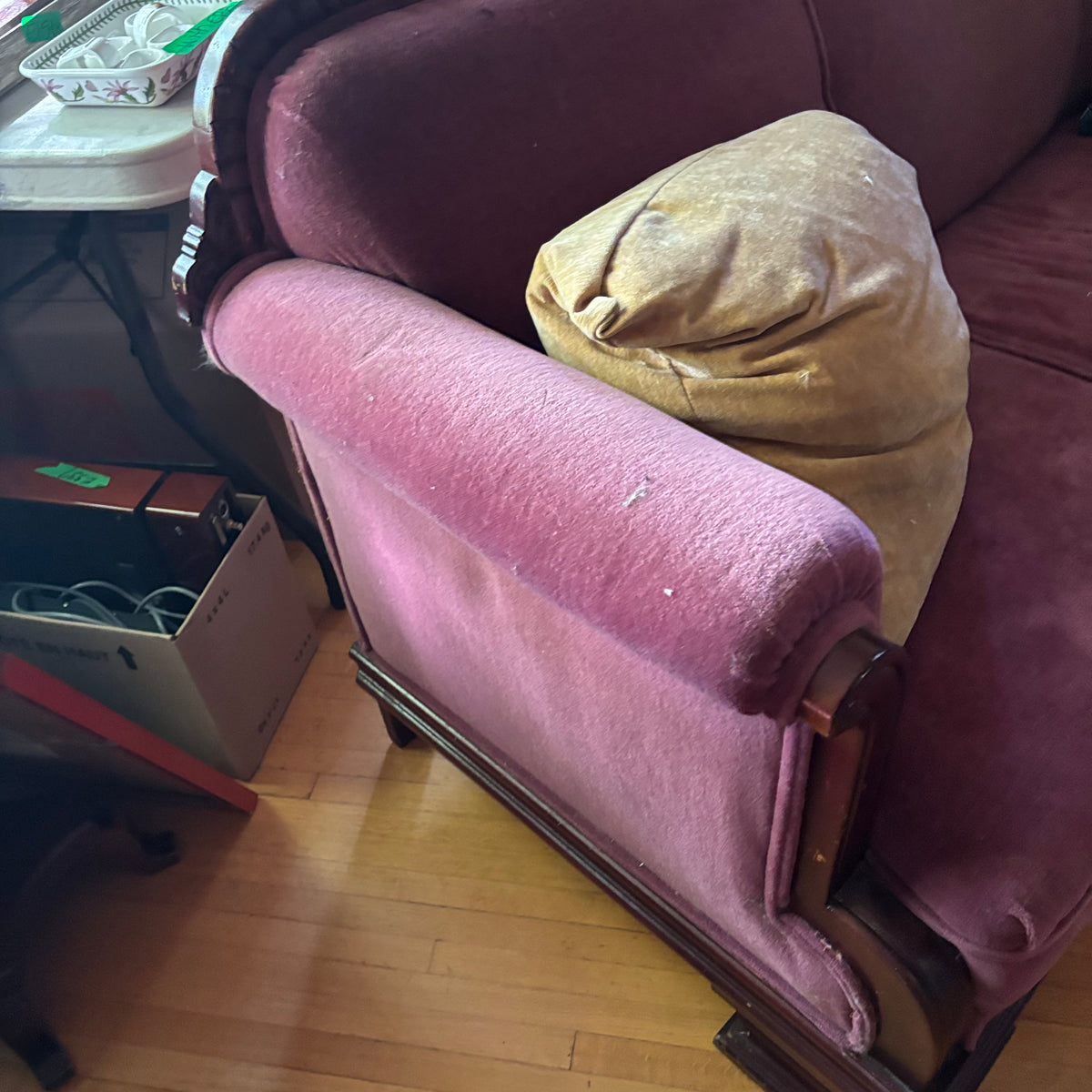 E163 Antique sofa with solid wood frame and pink velvet fabric (requires cleaning)