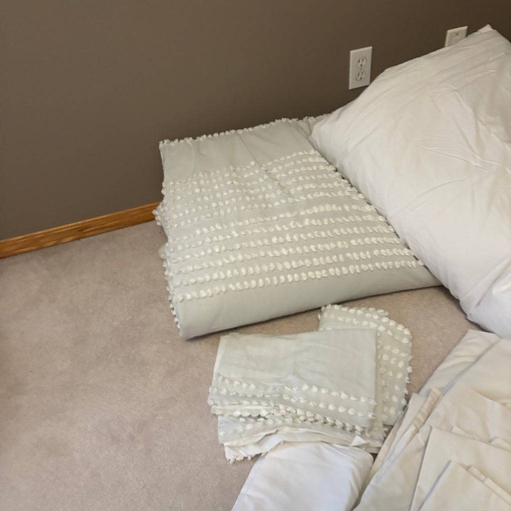 Y158 Bed linens grouping (double size sheet sets and queen size covers)