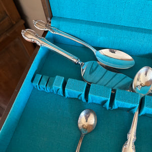 VINTAGE SILVER PLATED ROGERS BROS FLATWARE WITH FLATWARE CASE - P347