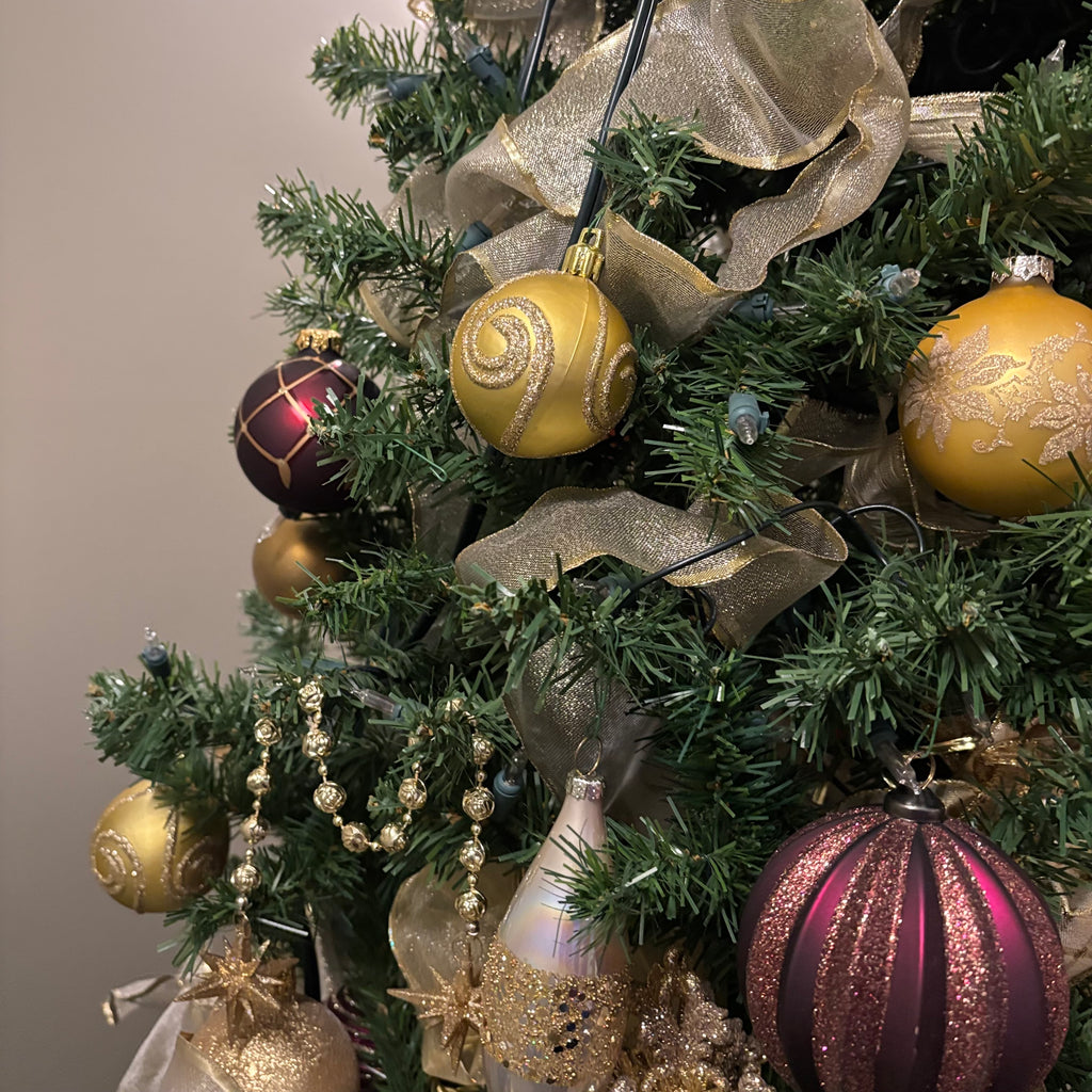E871 Fully decorated pre lit Christmas tree