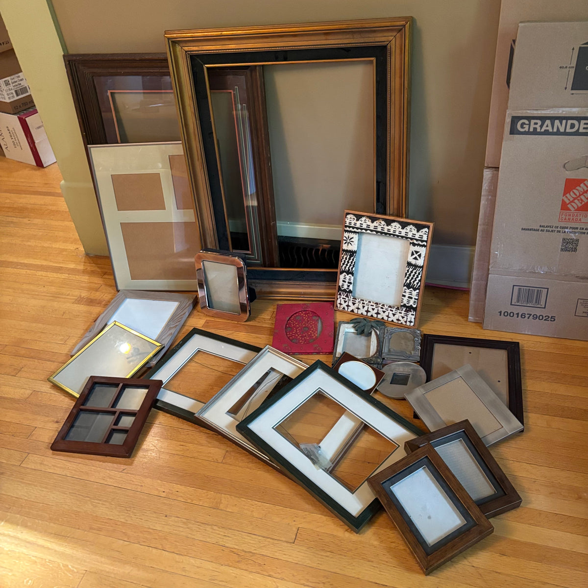 E101 Picture frames grouping