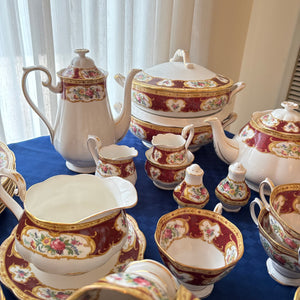 127 PIECE ROYAL ALBERT LADY HAMILTON CHINA GROUPING (IN EXCELLENT CONDITION) - P105