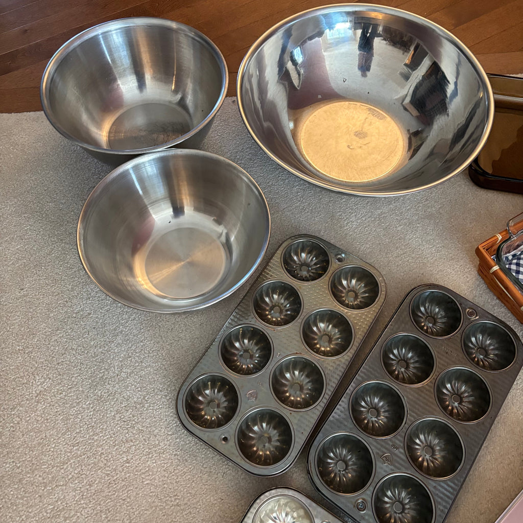 E885 Kitchen grouping (Glass bakeware and more)