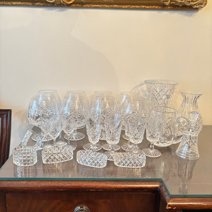 VINTAGE CRYSTAL AND GLASS GROUPING - P108