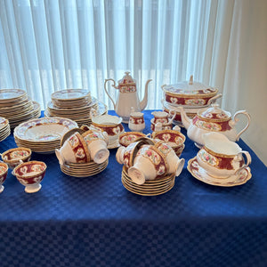 127 PIECE ROYAL ALBERT LADY HAMILTON CHINA GROUPING (IN EXCELLENT CONDITION) - P105