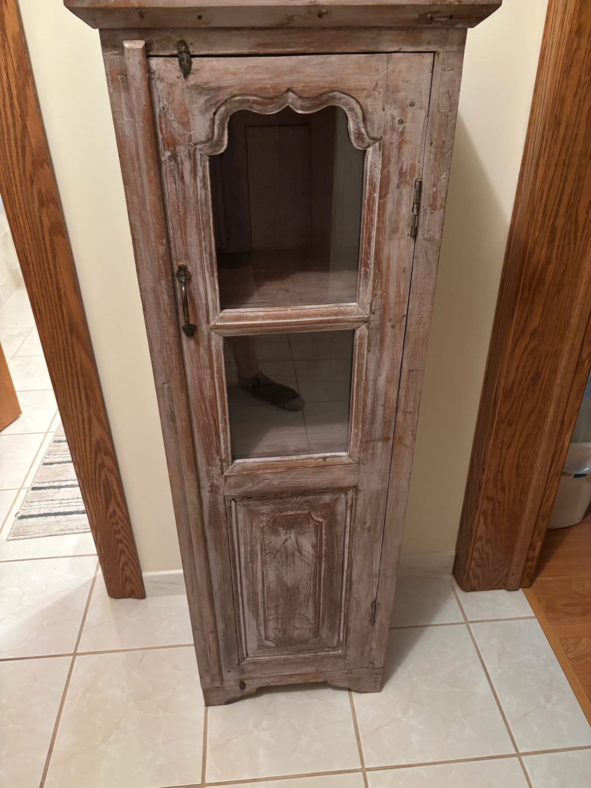 F209C Wooden accent cabinet with shabby chic finish