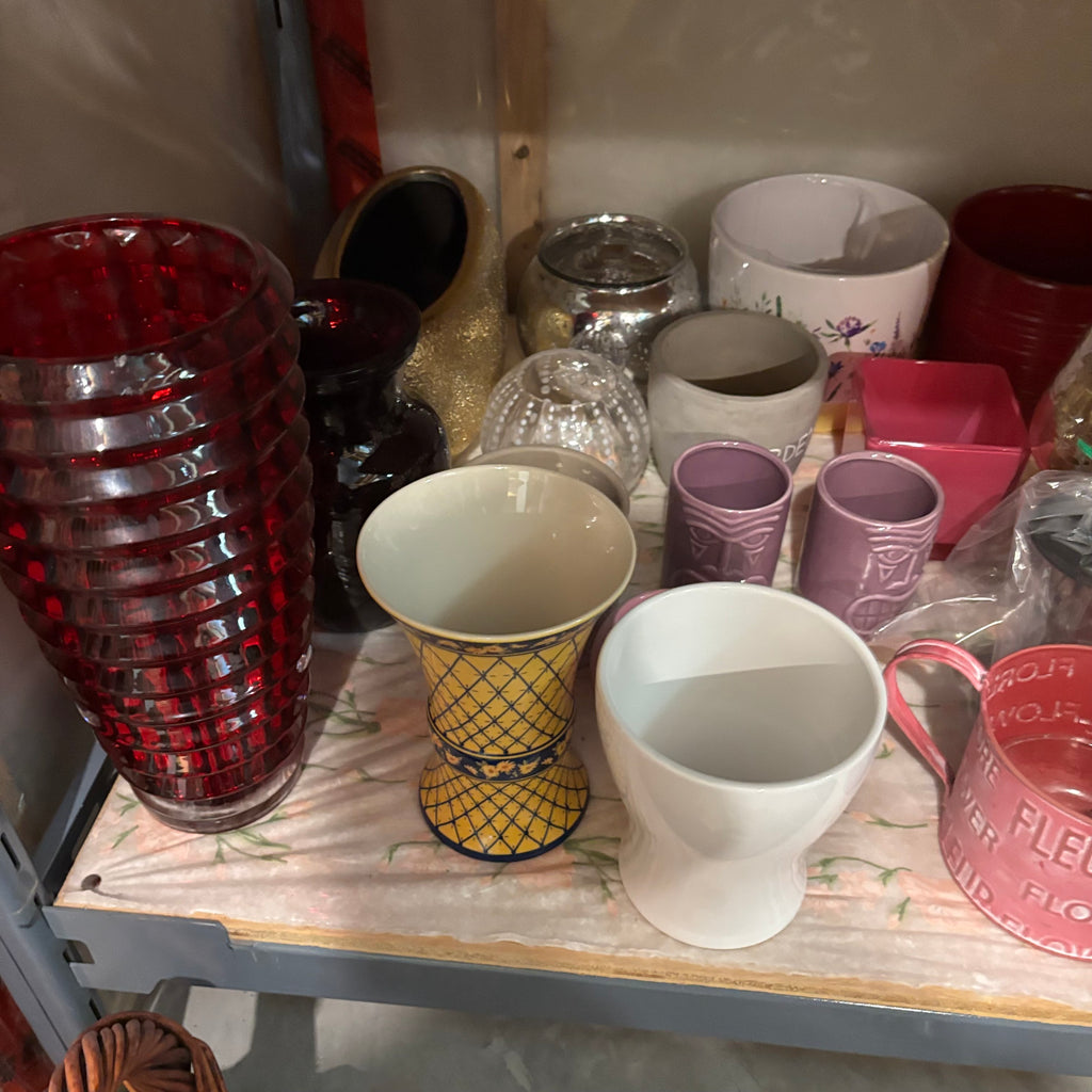 E847 Vases, candles and more