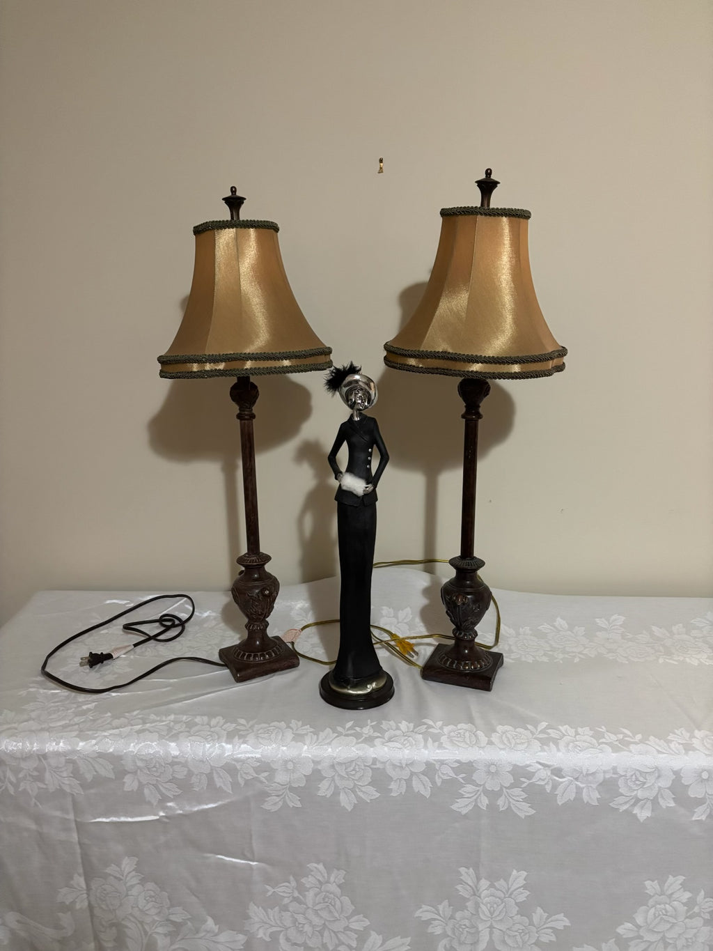 Y209 2 table lamps with a tall figurine
