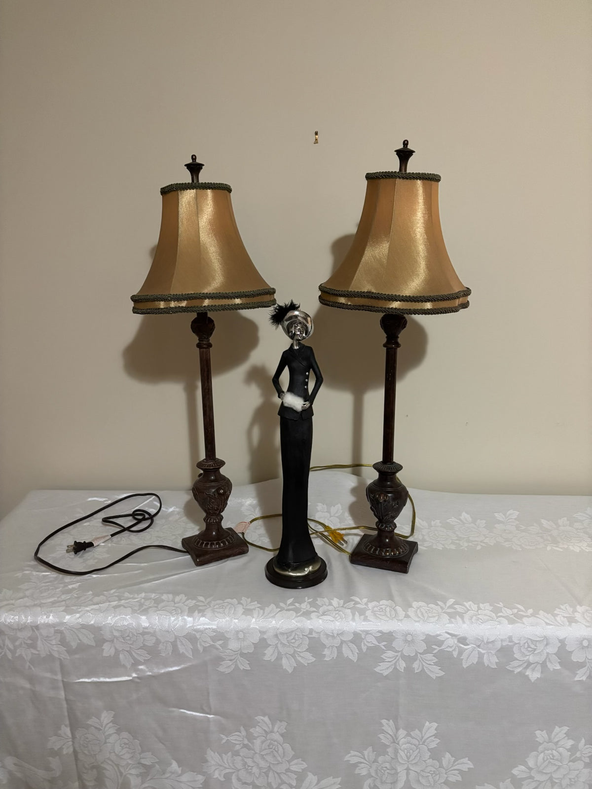 Y209 2 table lamps with a tall figurine