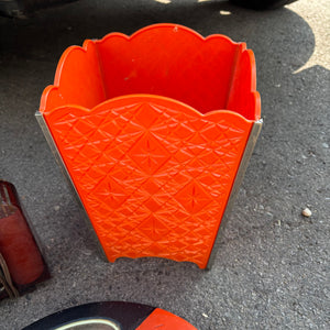 Retro Bathroom Grouping (garbage can has small crack) - R385