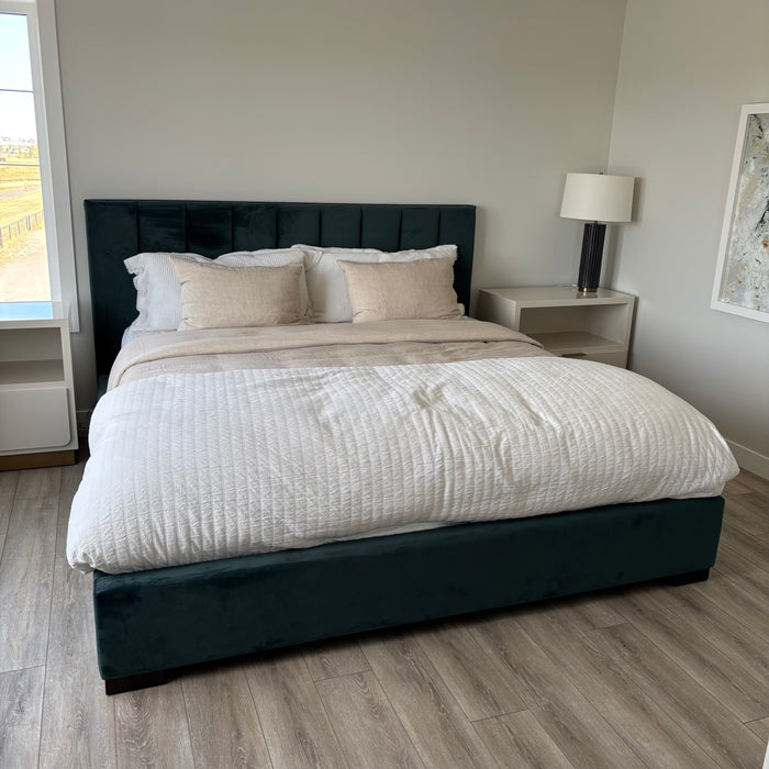 King Size Linens Grouping (2 King Size Comforters, King Size Fitted Sheet and 4 Pillows with Pillow Cases) - G332