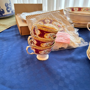 127 PIECE ROYAL ALBERT LADY HAMILTON CHINA GROUPING (IN EXCELLENT CONDITION) - P105