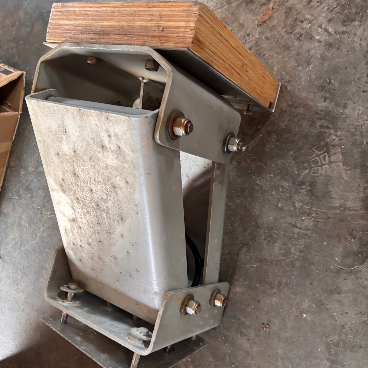 F423 Outboard motor bracket