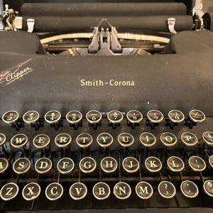 ANTIQUE SMITH CORONA PORTABLE TYPEWRITER - P143