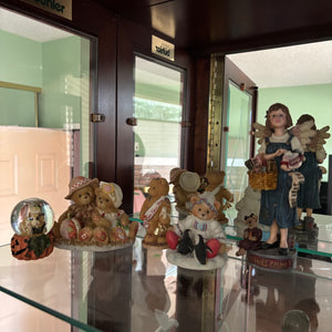 W815 Figurines grouping (Cherished teddies and more)