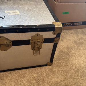 GREAY VINTAGE TRAVEL TRUNK AND METAL MILITARY TRUNK - P253