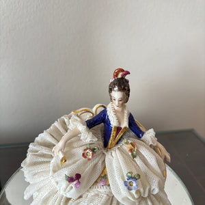 PORCELAIN FIGURINES GROUPING (SOME BREAKAGE OF PORCELAIN LACE) - P286