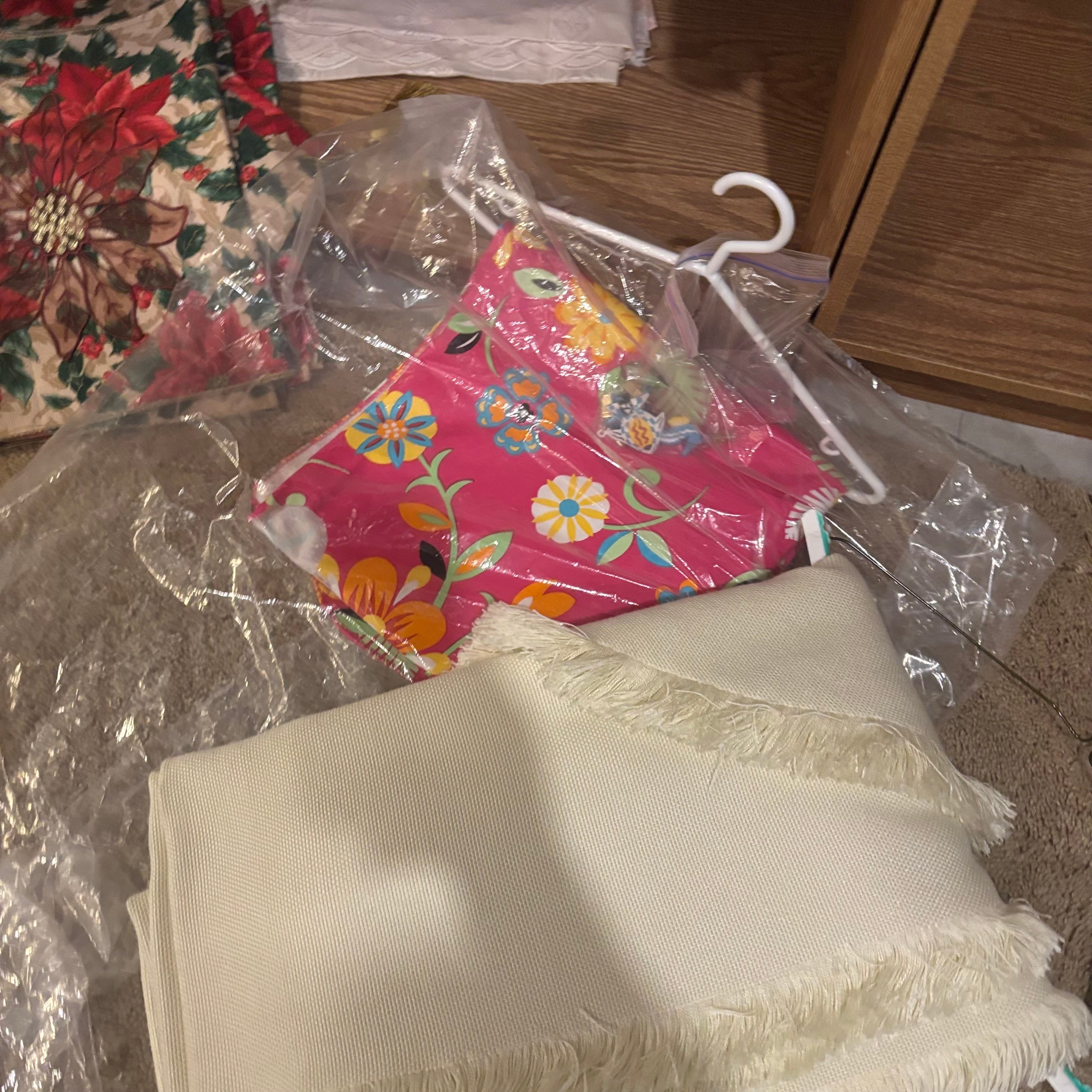 E870 Table linens grouping
