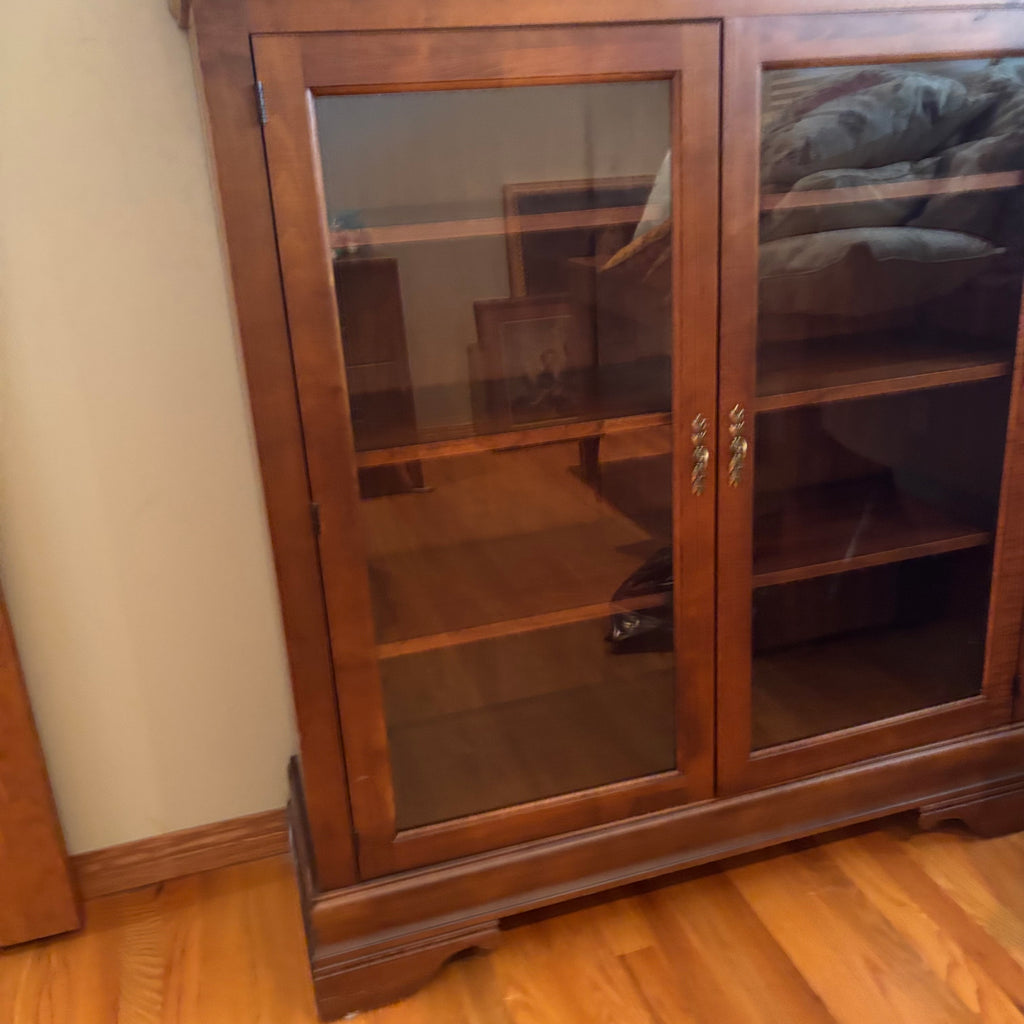 R167 SOLID WOOOD DISPLAY CABIENT WITH WOODEN SHELVES (62" X 53" X 17")