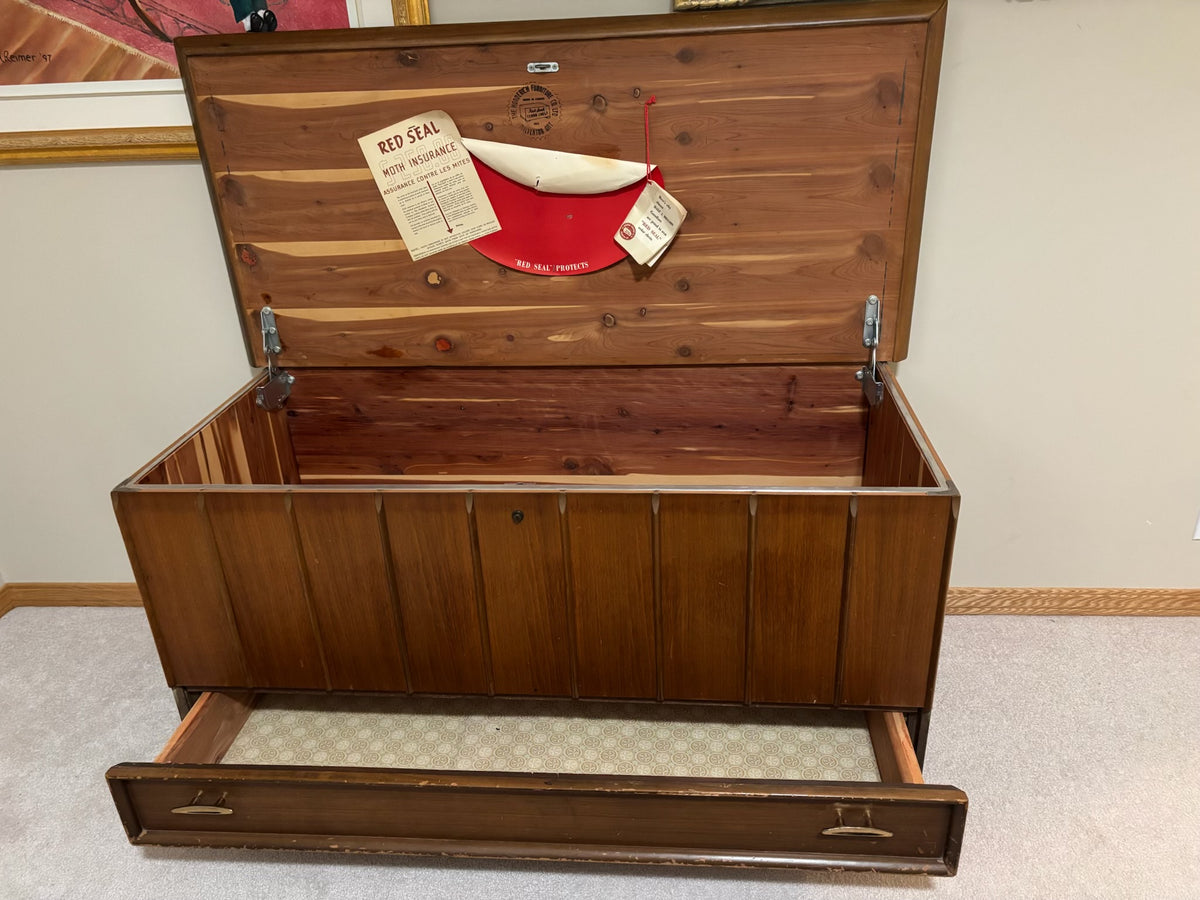 Y206 Vintage cedar lined chest