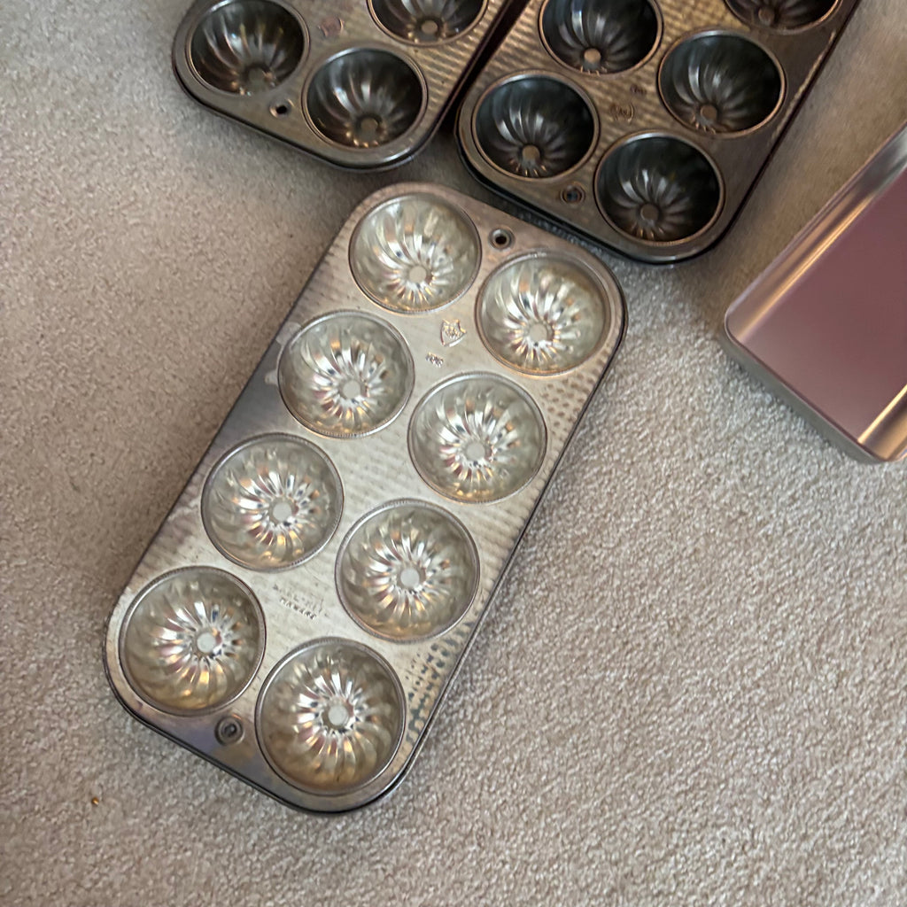 E885 Kitchen grouping (Glass bakeware and more)