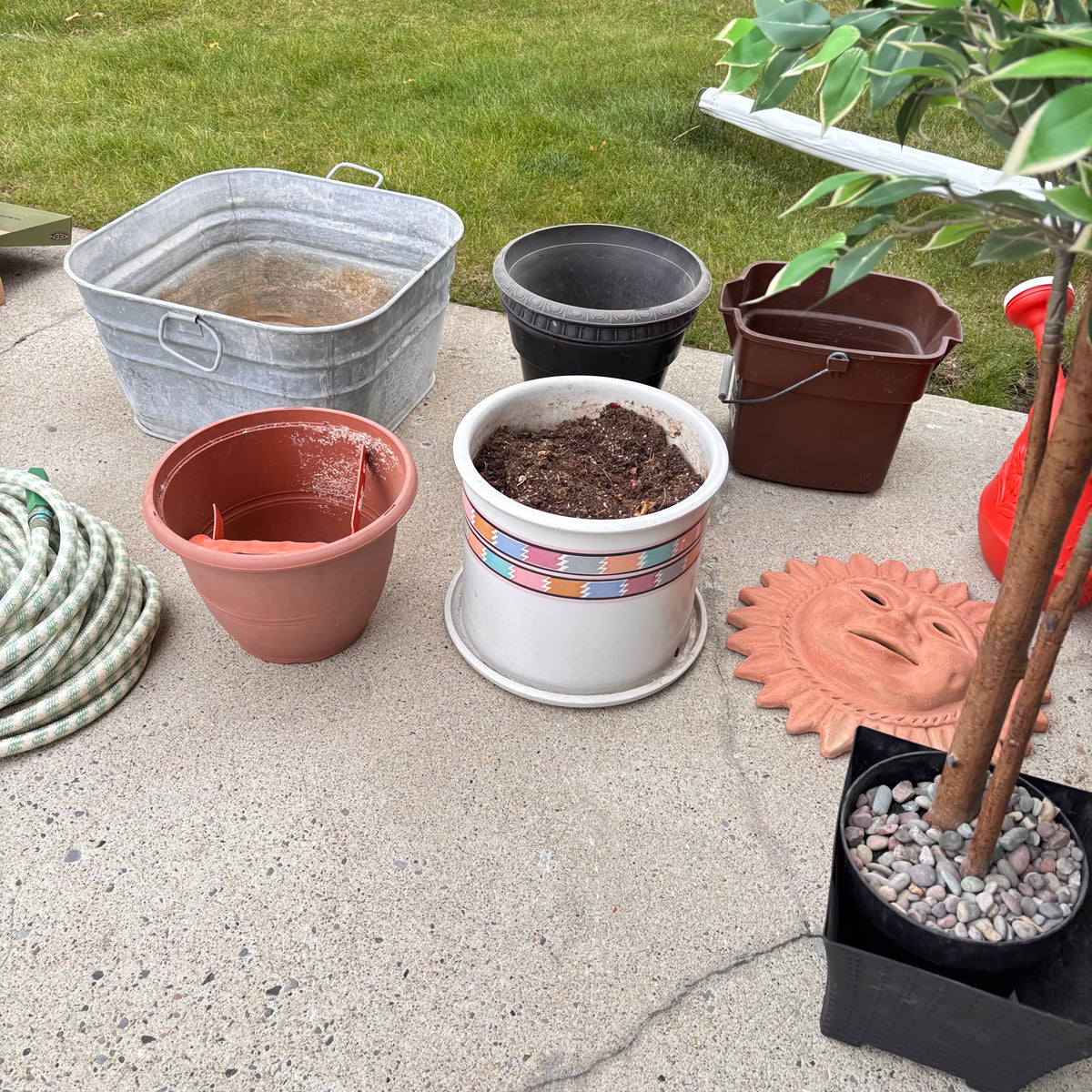 K354 Random yard Grouping (plastic garbage can and more)