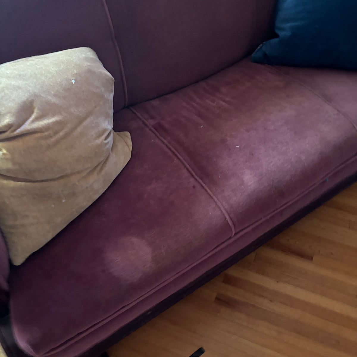 E163 Antique sofa with solid wood frame and pink velvet fabric (requires cleaning)
