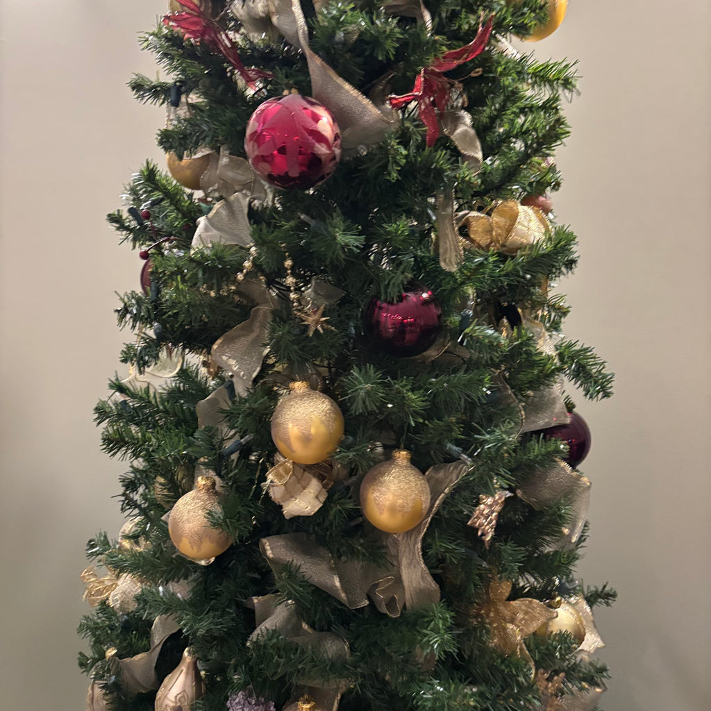 E871 Fully decorated pre lit Christmas tree