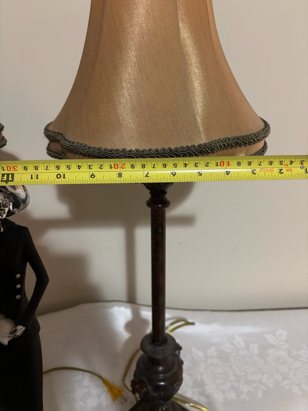 Y209 2 table lamps with a tall figurine