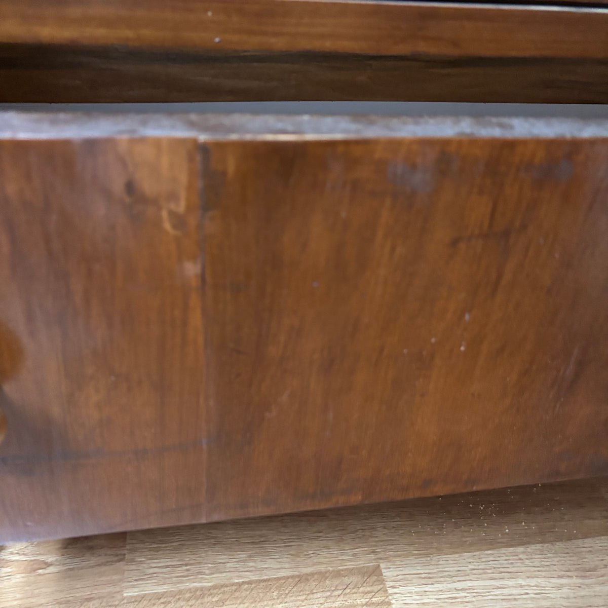 F180 Solid wood antique 4 Drawer dresser with mirror (some dings/separation along edges of drawer)