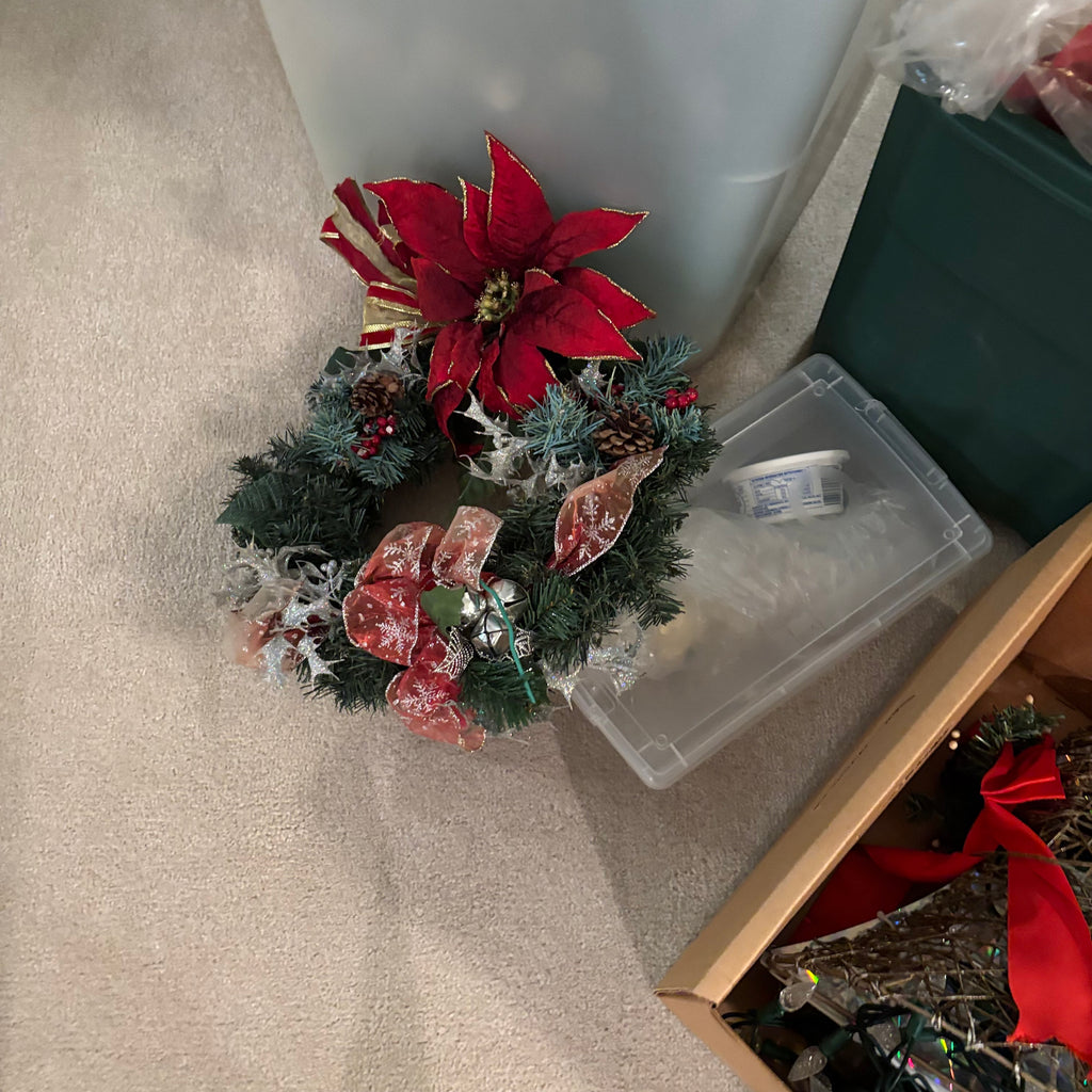 E872 Outdoor Christmas decor grouping