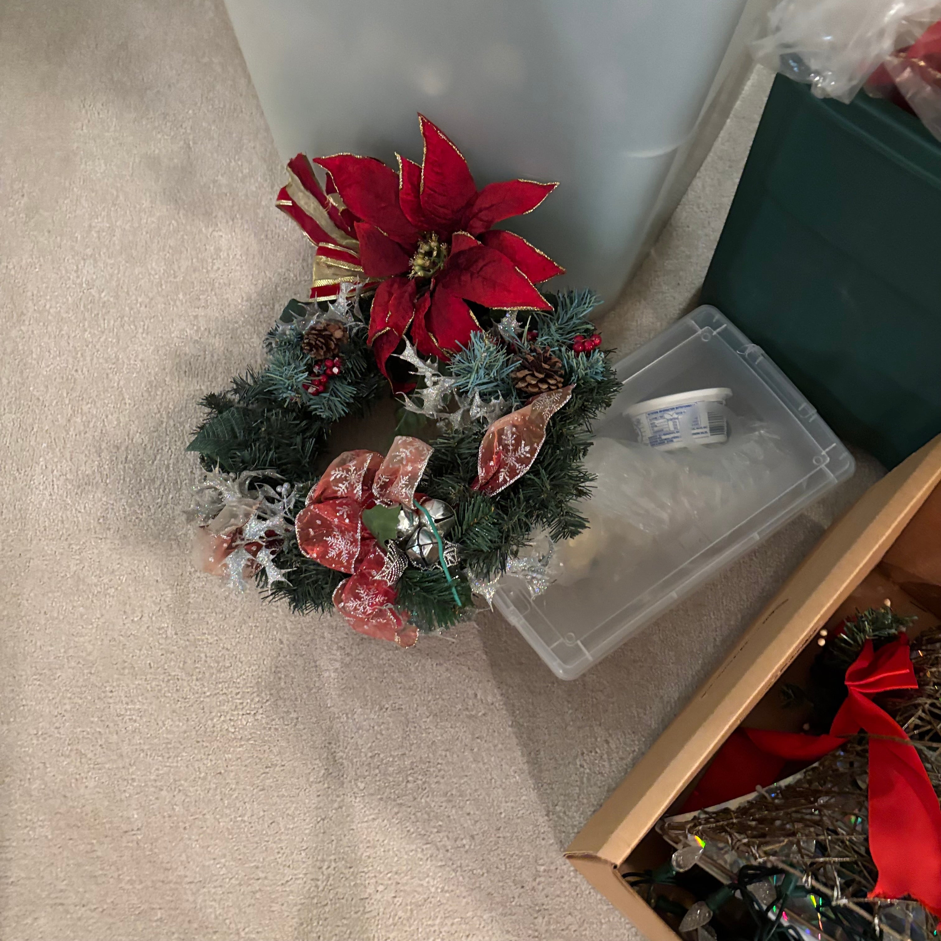 E872 Outdoor Christmas decor grouping