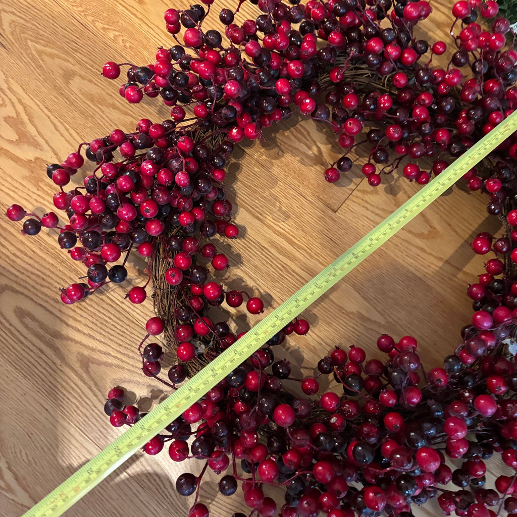 Y116A Christmas Grouping (Berry wreath and more)