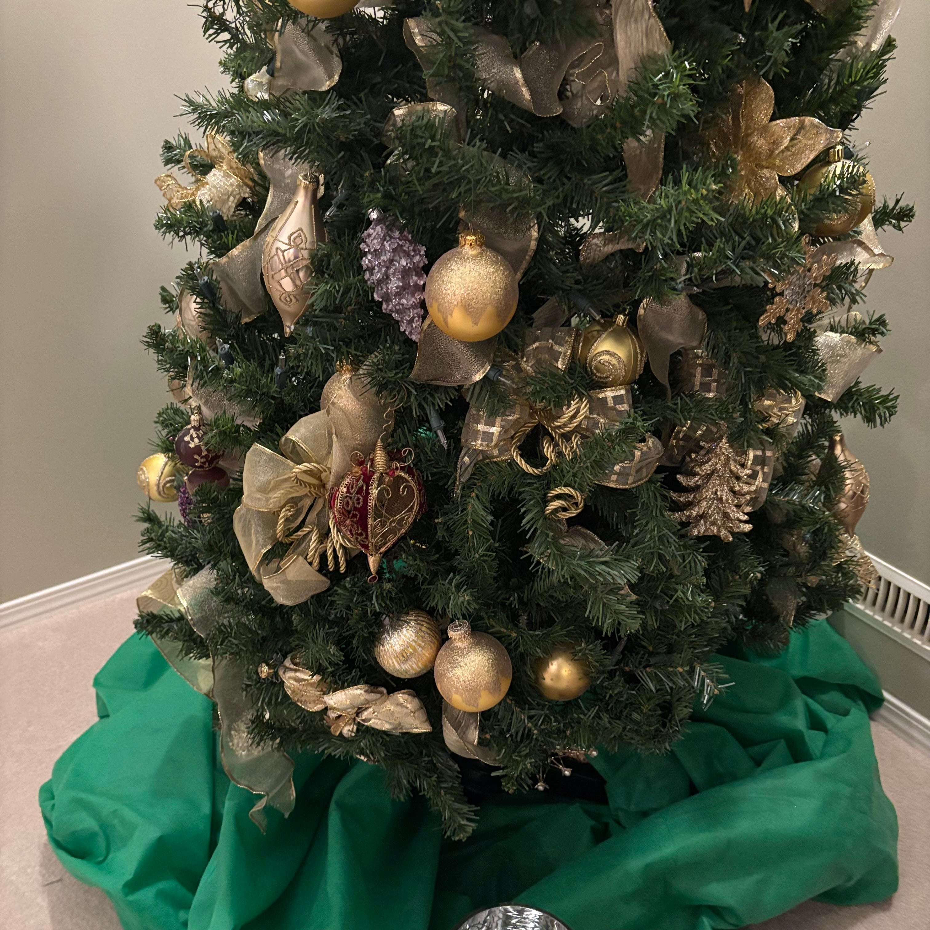 E871 Fully decorated pre lit Christmas tree