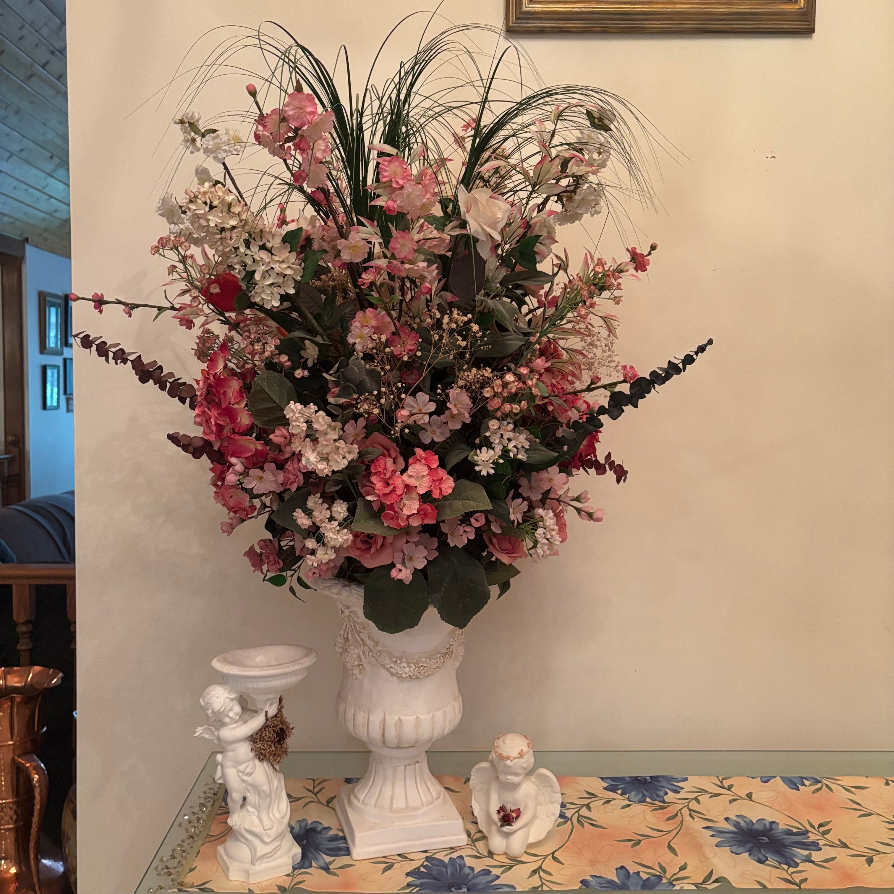 F202 Floral arrangement in Chalkware urn with 2 cherub statue