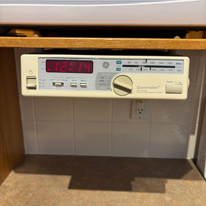 B450 GE Spacemaker Under counter mount AM/FM Clock Radio